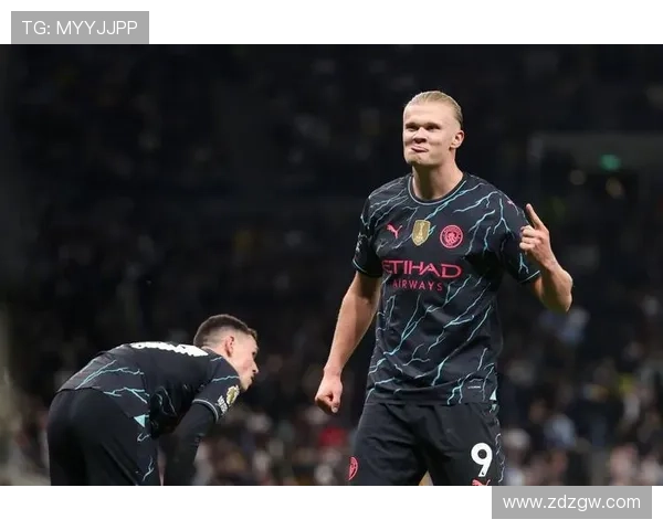 哈兰德与传奇前锋莱因克尔希勒同框合影展现神锋风采